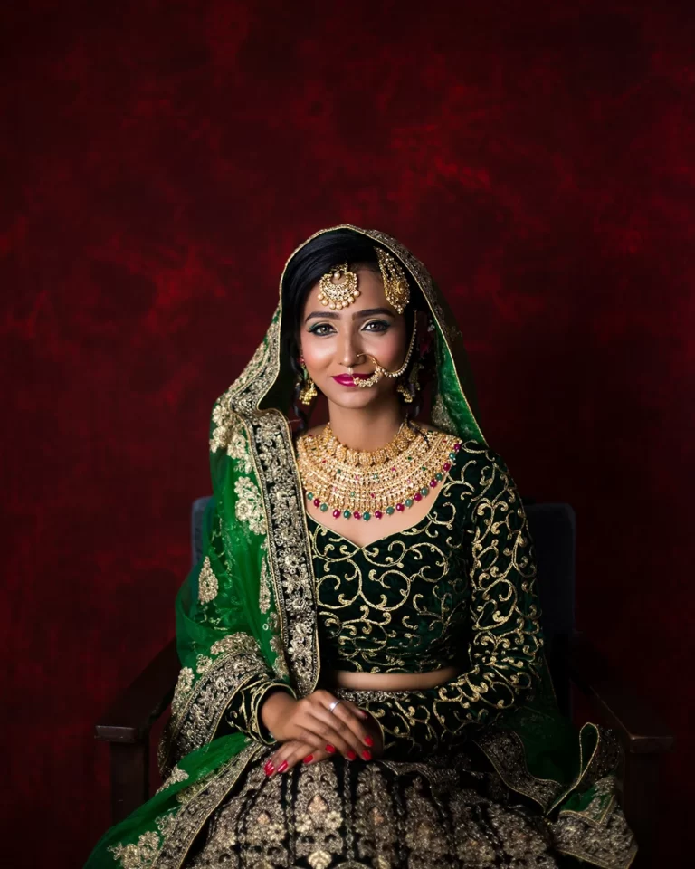 Stunning-tightly-held-choker-wearing-bride