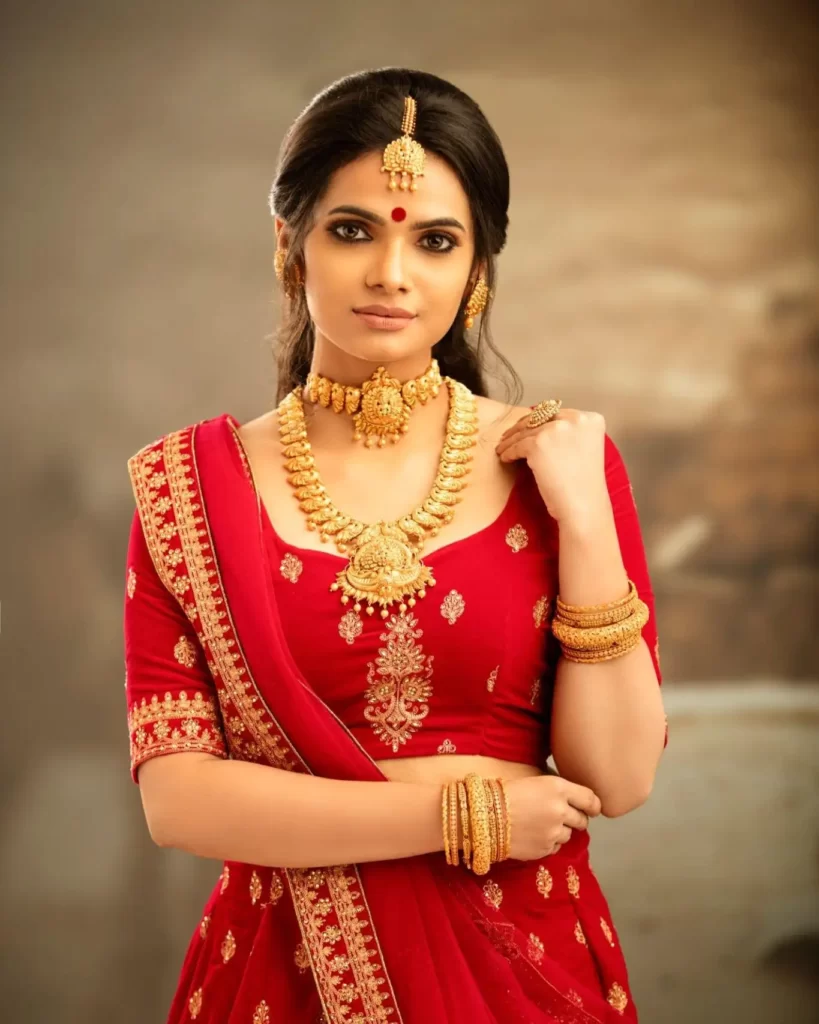Traditional Choker and necklace worn bride