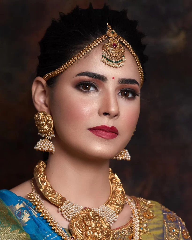 Traditional-temple-jewellery-wearing-bride