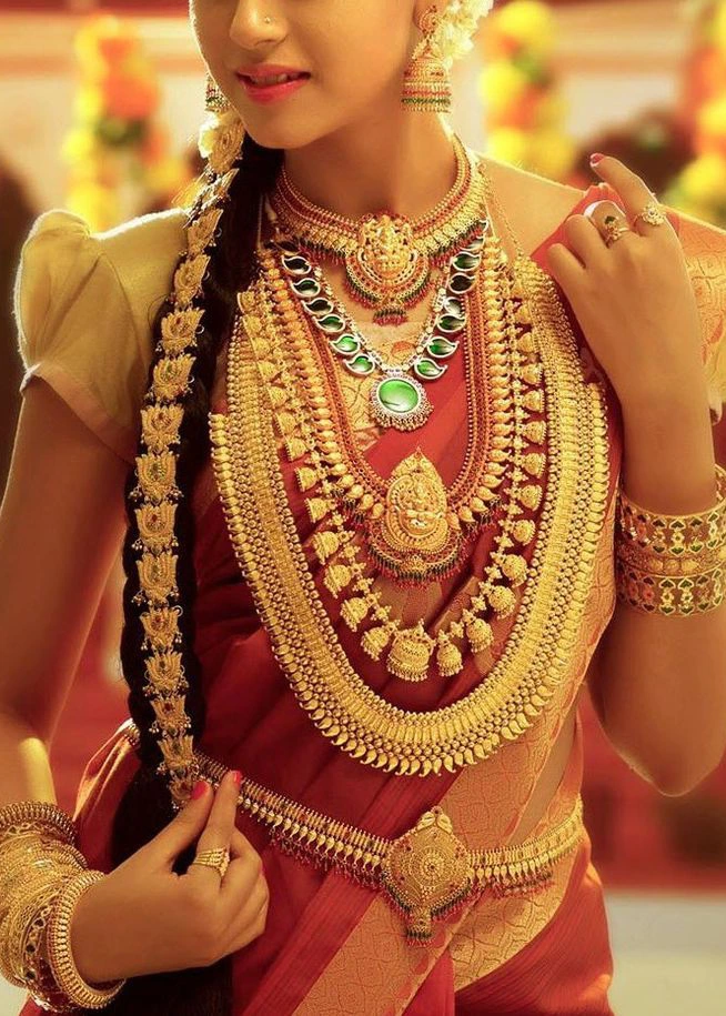 5 Stunning Jewellery With Red Saree That Makes You Beautiful!