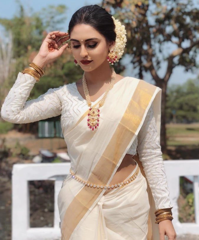 Creative Blouse Ideas For The Most Awesome Silk Saree Style! | Gold necklace  indian bridal jewelry, Indian jewellery design earrings, Gold necklace  designs