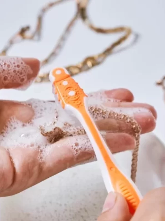 cropped-cleaning-jewellery-q2is1yyw5wd7dyvkkfaxrohyww2nhxc03xwyq0zw68.webp