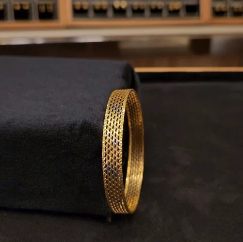 Limitless waves Gold Bangle Design