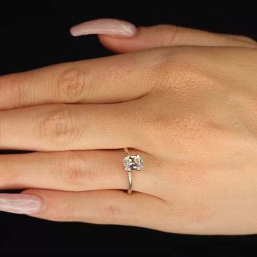 Radiant cut shape diamond ring